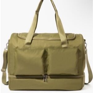 Baggallini Deluxe Fifth Avenue Weekender.  NWT. RETAIL: $195.  Asking: $125.